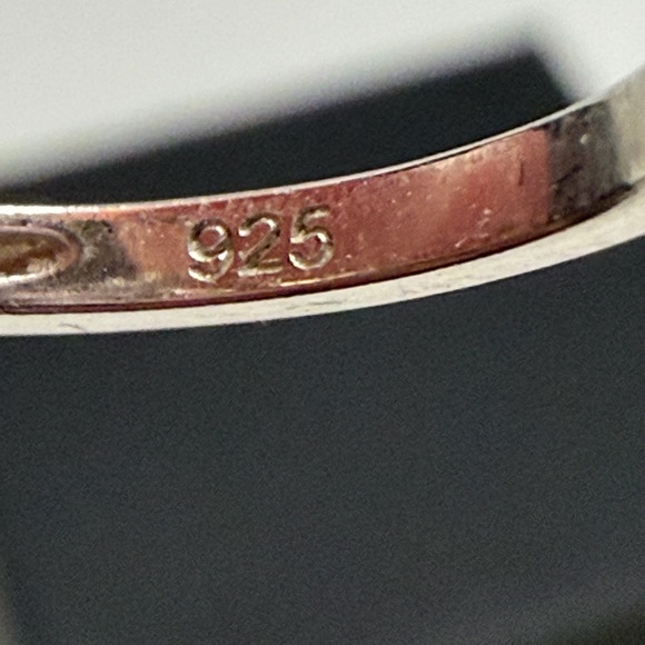 Elegant Silver and Blue Gemstone Ring - Picture 3 of 3